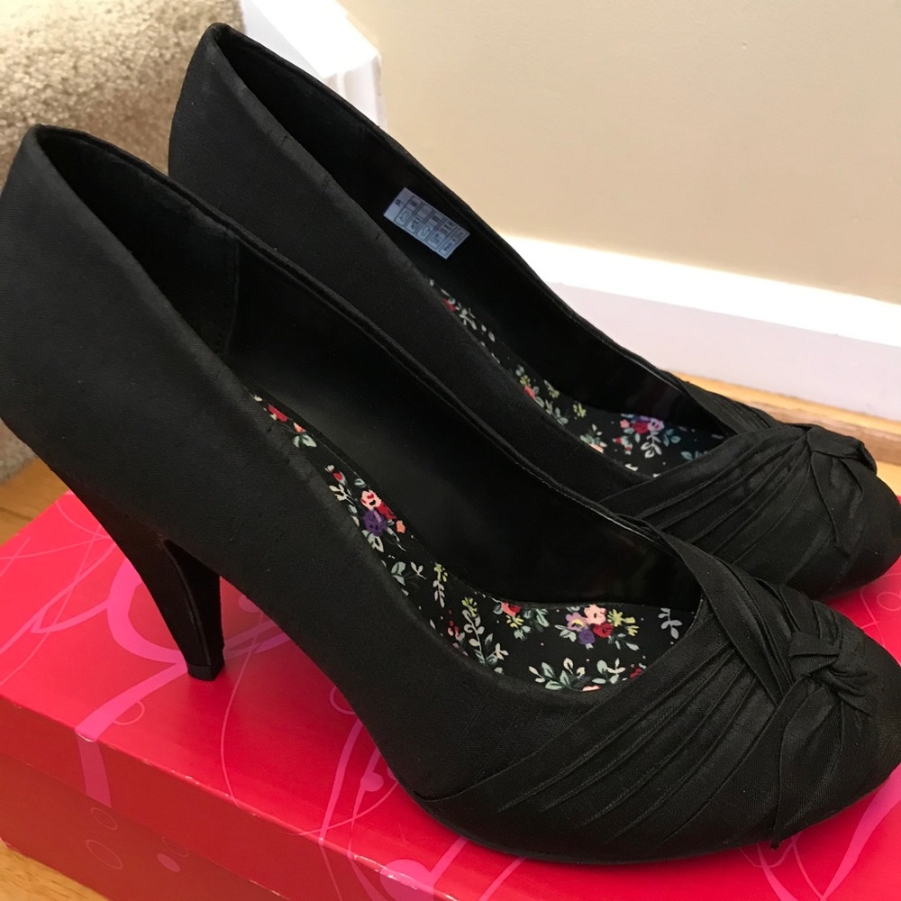 Black Heels - Size 8, 3.5 inch heels - Picture 6 of 7